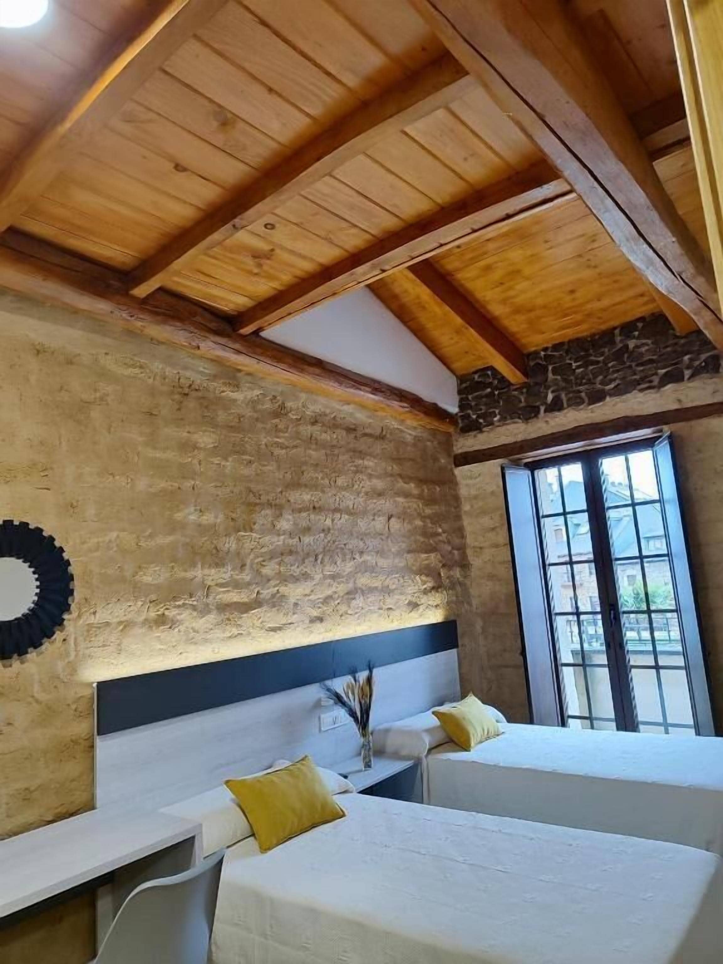 Een bureau, een laptopwerkplek, gratis wifi