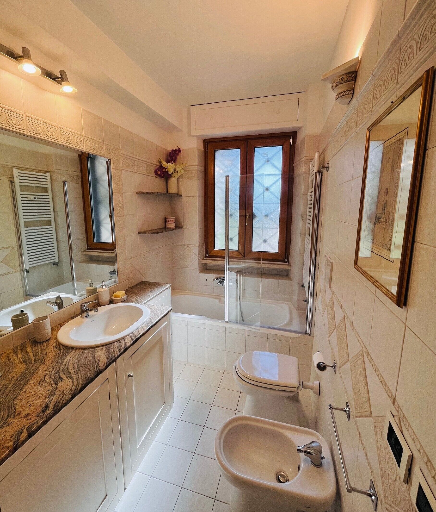 Asciugacapelli, bidet, asciugamani, sapone