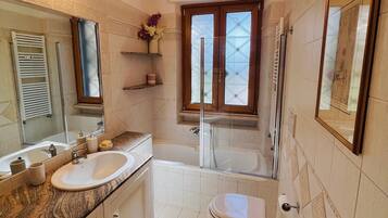 Asciugacapelli, bidet, asciugamani, sapone