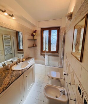 Asciugacapelli, bidet, asciugamani, sapone