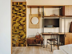 In-room safe, desk, laptop workspace, blackout drapes - Hotel Casa Luz (Barcelona)