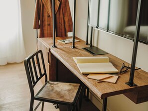 In-room safe, desk, laptop workspace, blackout drapes - Hotel Casa Luz (Barcelona)