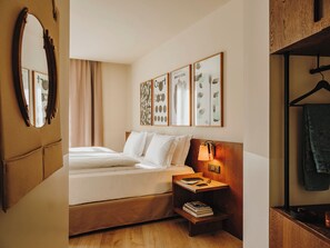 Habitación doble superior, balcón, vista a la ciudad | Caja de seguridad en la habitación y escritorio 