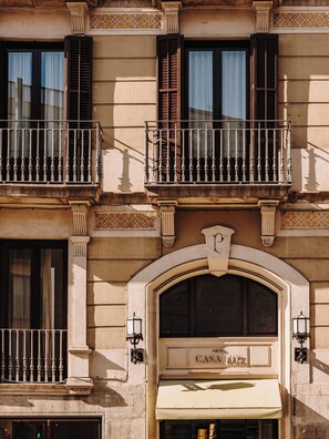 Vista frontal de la propiedad