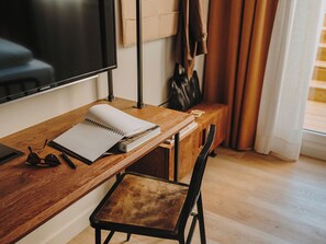 Premium bedding, down duvets, in-room safe, desk - Hotel Casa Luz (Barcelona)