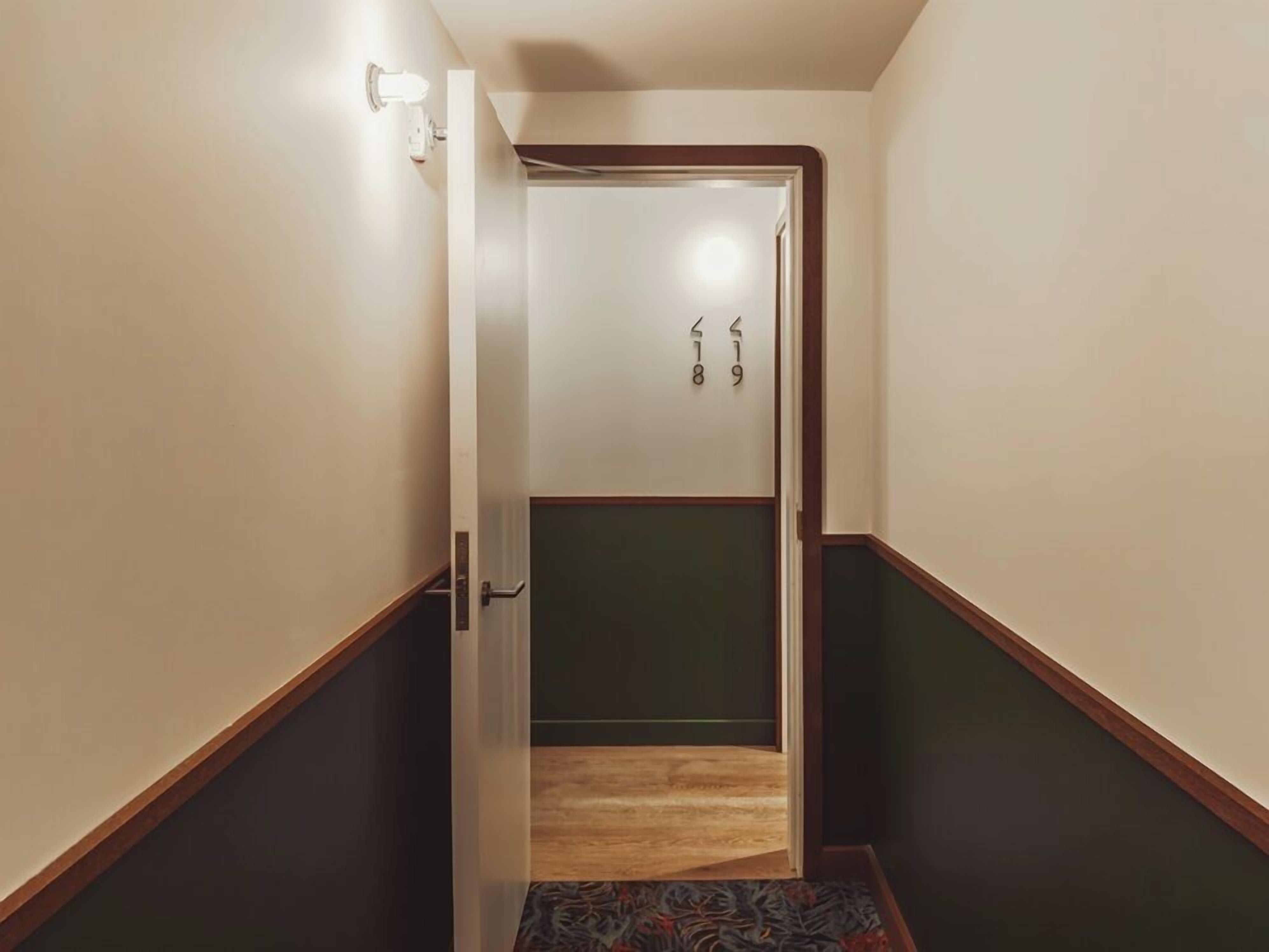 Interconnecting Light 5 | Premium bedding, down comforters, in-room safe, desk