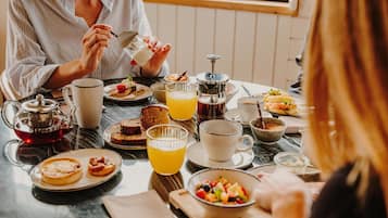 Desayuno buffet diario (EUR 18 por persona)