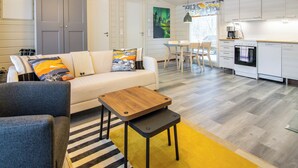 Una sala moderna con un sofá, una mesa de centro y un tapete a rayas.