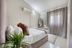 Tabla de planchar con plancha, wifi y ropa de cama 