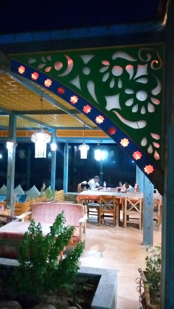 Outdoor dining - Shams Hotel and Dive Centre (Dahab)