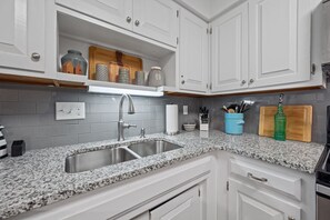 Fridge, microwave, oven, stovetop - Shipwatch 1112 (North Topsail Beach)