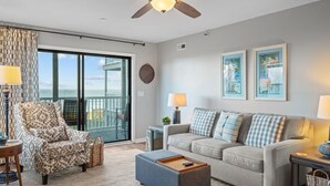 Living area - Shipwatch 1112 (North Topsail Beach)