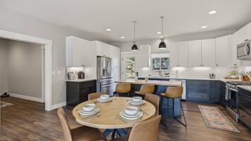 Een koelkast, een magnetron, een oven, een kookplaat