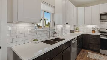 Een koelkast, een magnetron, een oven, een kookplaat