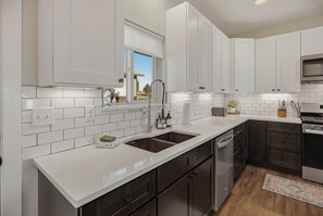 Een koelkast, een magnetron, een oven, een kookplaat