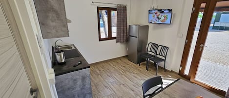 Basic-Bungalow, Terrasse | Wohnbereich