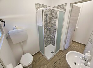 Bungalow cơ bản, sân hiên | Phòng tắm | Buồng tắm vòi sen, đồ dùng nhà tắm miễn phí, khăn tắm 