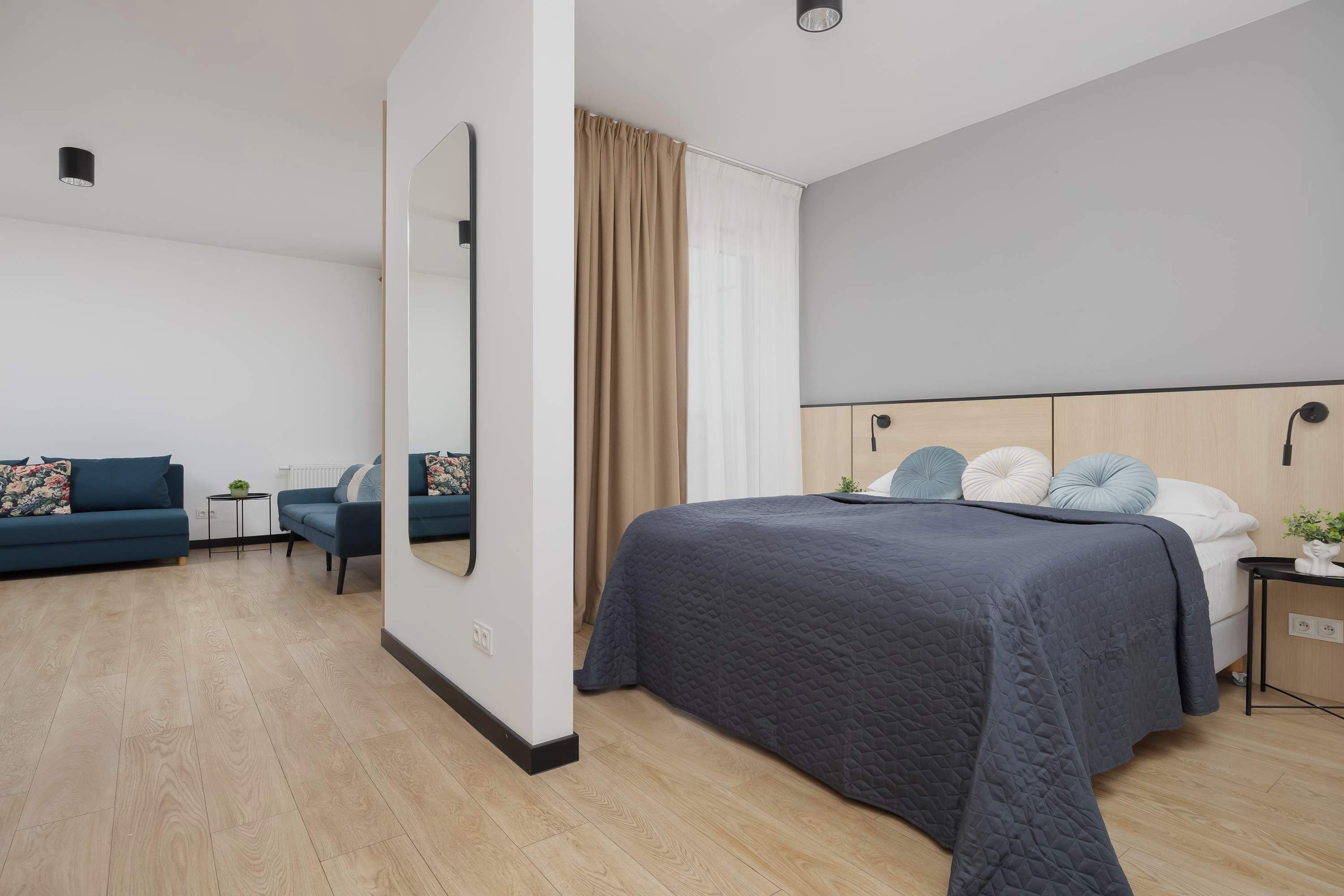 Bureau, fer et planche à repasser, lit parapluie, Wi-Fi