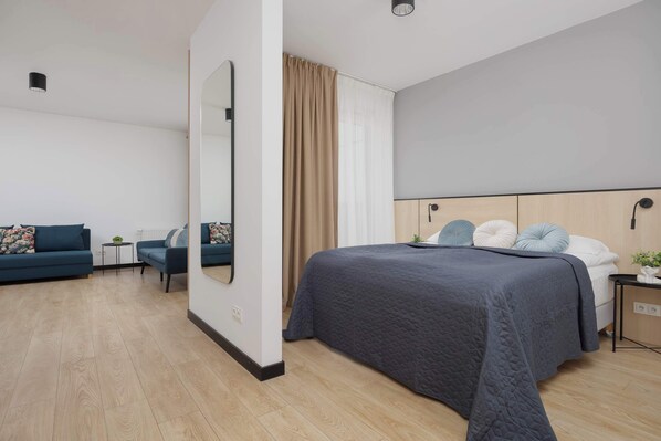 مكتب ومكواة/لوح كي وسرير سفر وواي فاي