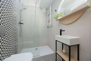 Dusche, Haartrockner, Handtücher, Shampoo