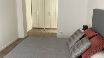 BĂŒgeleisen/BĂŒgelbrett, Internetzugang, BettwĂ€sche