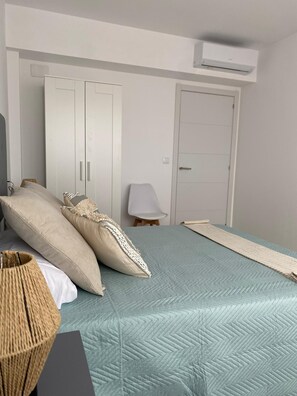 Strygejern/strygebræt, internetforbindelse, sengetøj