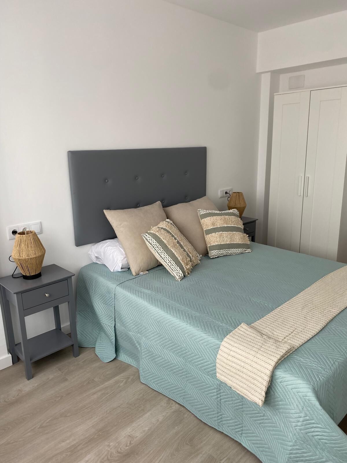 Strygejern/strygebræt, internetforbindelse, sengetøj