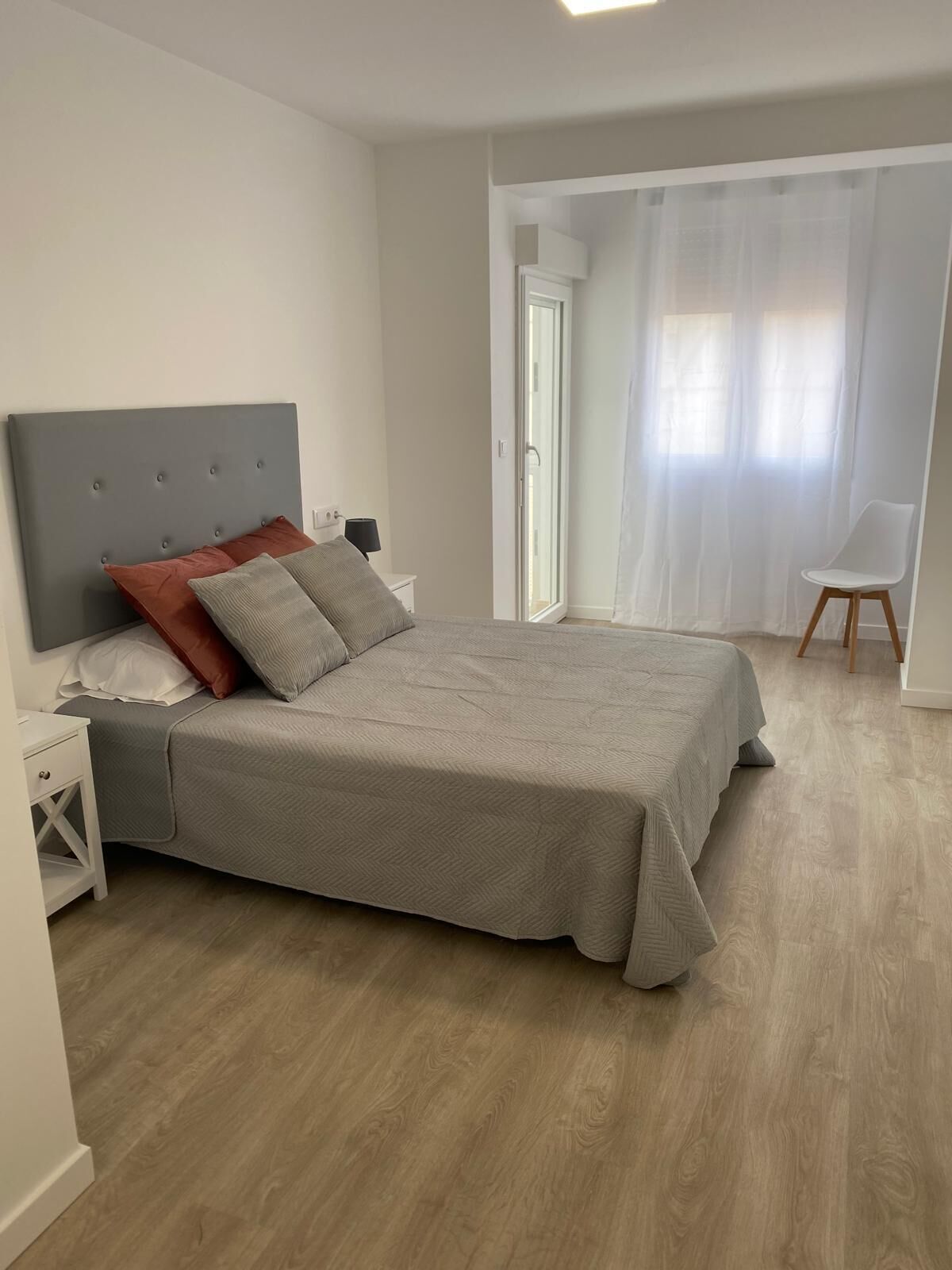 Fer et planche à repasser, accès Internet, draps fournis