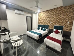 Habitación triple estándar, vista a la ciudad | Wifi gratis 