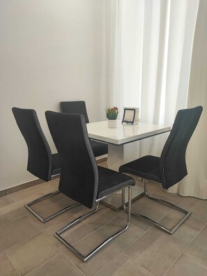 เบสิกอพาร์ทเมนท์ | บริเวณภายนอก