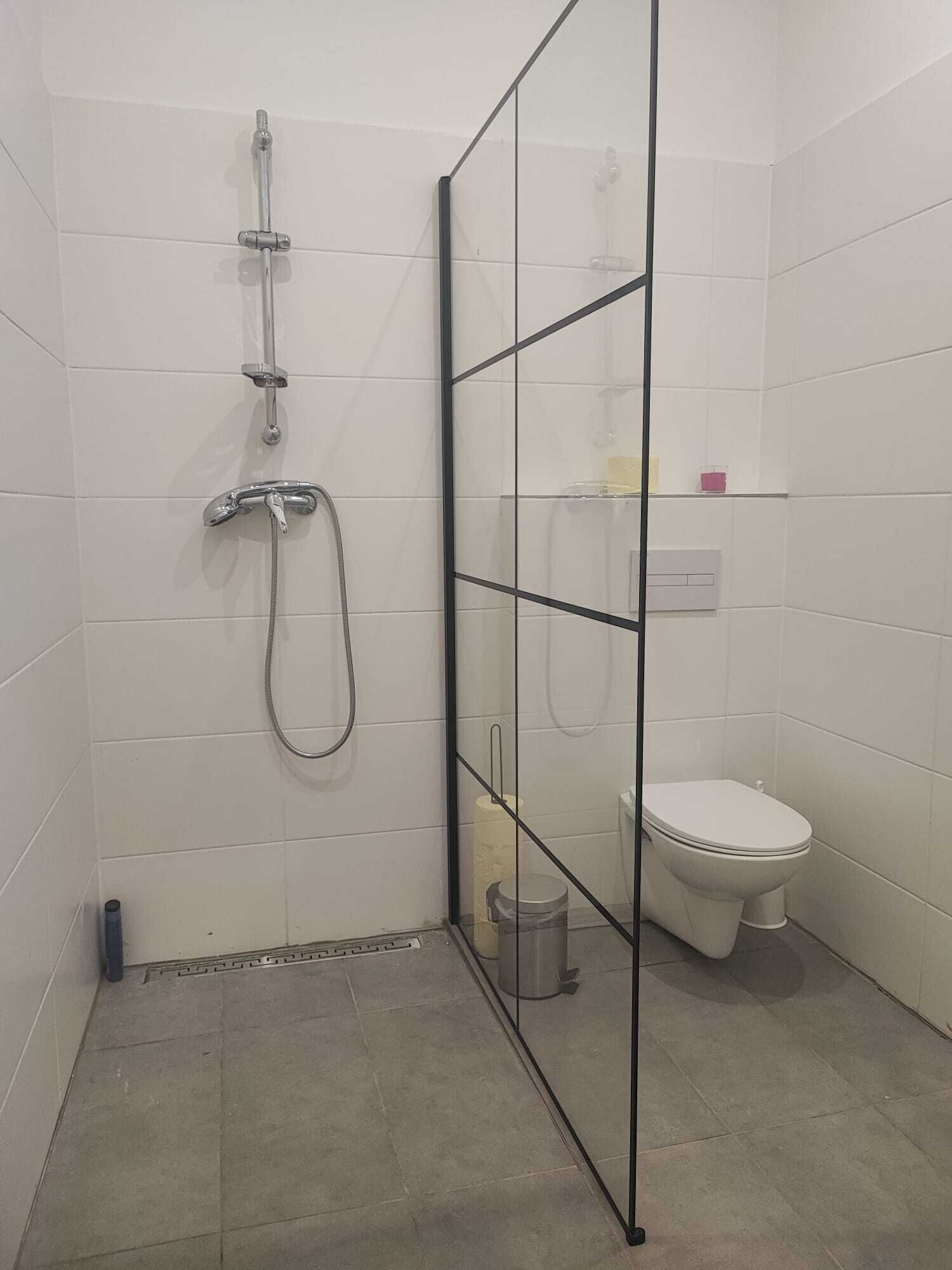 Appartamento Basic | Bagno | Doccia, set di cortesia gratuito, asciugacapelli, asciugamani