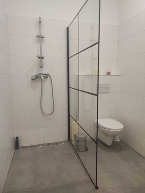 เบสิกอพาร์ทเมนท์ | ห้องน้ำ | ฝักบัว, ของใช้ในห้องน้ำฟรี, ไดร์เป่าผม, ผ้าเช็ดตัว