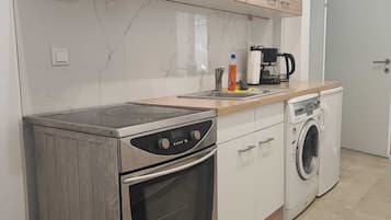 Basic Apartment | Private kitchen | Mini-fridge, oven, stovetop, cookware/dishes/utensils