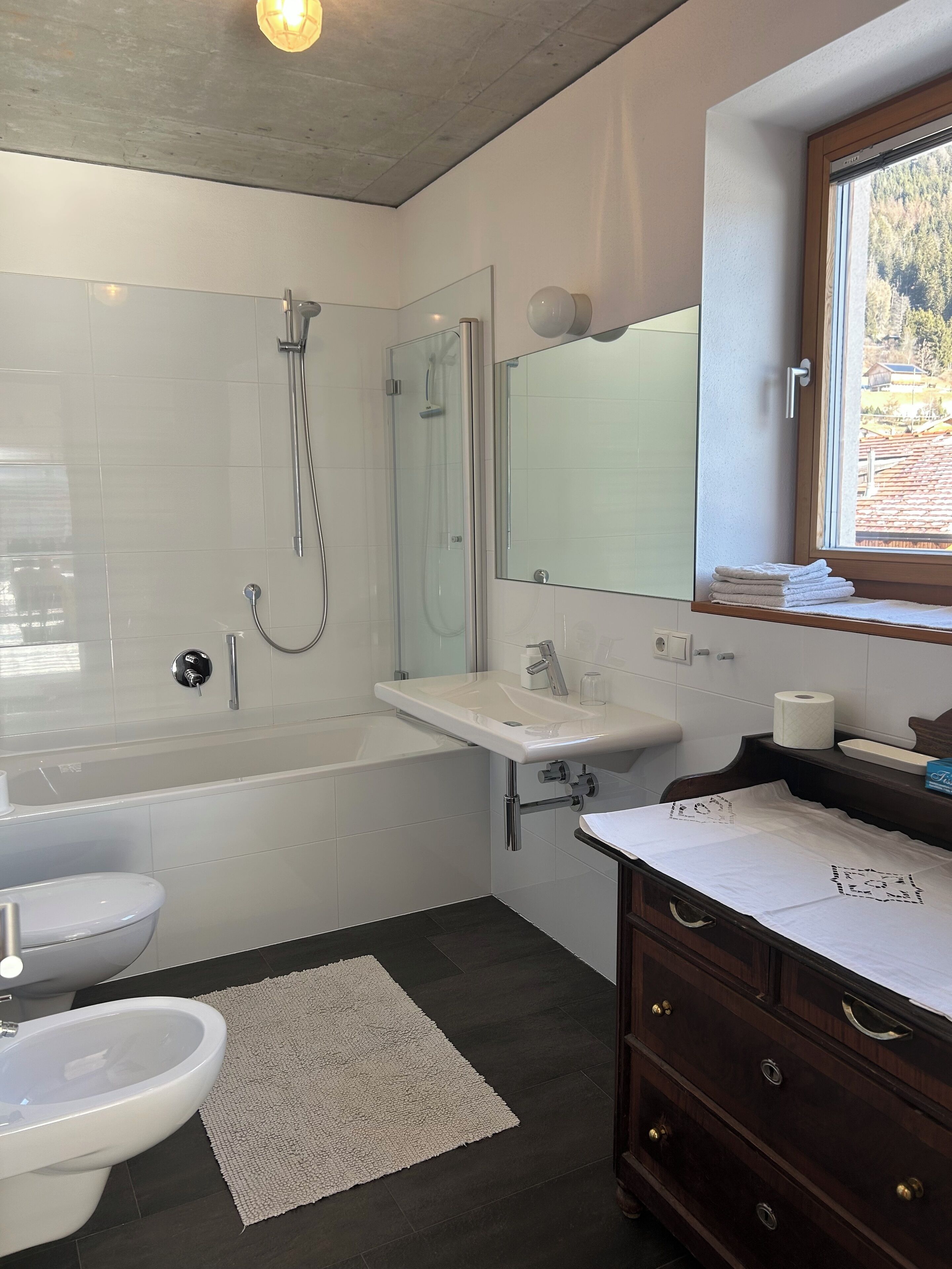 Sèche-cheveux, serviettes fournies, savon, papier toilette