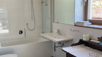 SĂšche-cheveux, serviettes fournies, savon, papier toilette