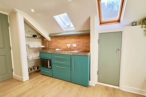 Fridge, microwave, oven, stovetop - The Little Egret - Mumbles (The Mumbles)