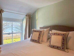 Iron/ironing board, WiFi, bed sheets - The Little Egret - Mumbles (The Mumbles)