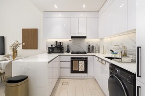 Réfrigérateur, four à micro-ondes, un four, surface de cuisson