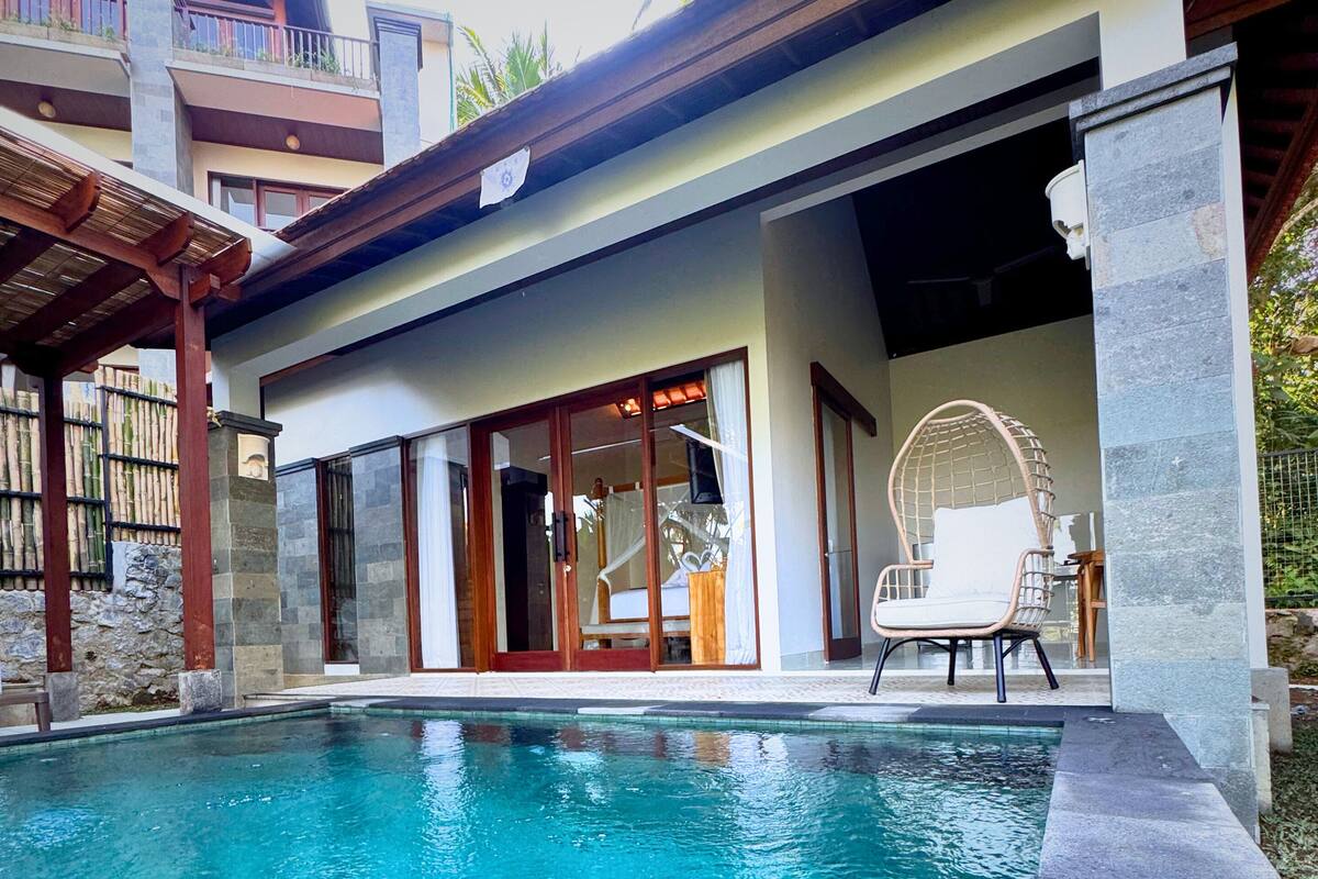 Premier Studio Suite, 1 Queen Bed, Kitchenette, Mountain View | Private pool