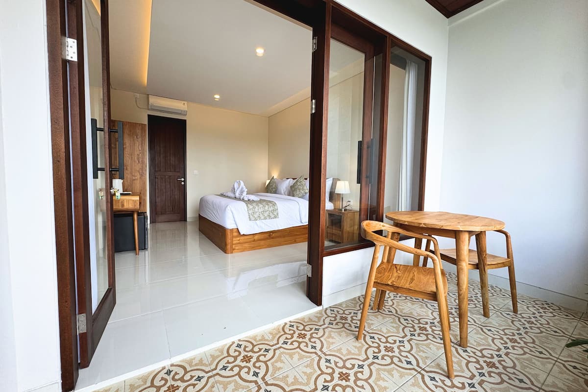 Standard Double Room, 1 Queen Bed, Balcony, Mountain View | In-room safe, desk, laptop workspace, blackout drapes