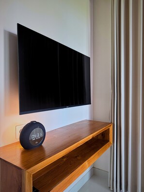Suite, 1 grand lit, vue sur la montagne, côté piste de ski | Coffre-fort pour ordinateur portable, bureau