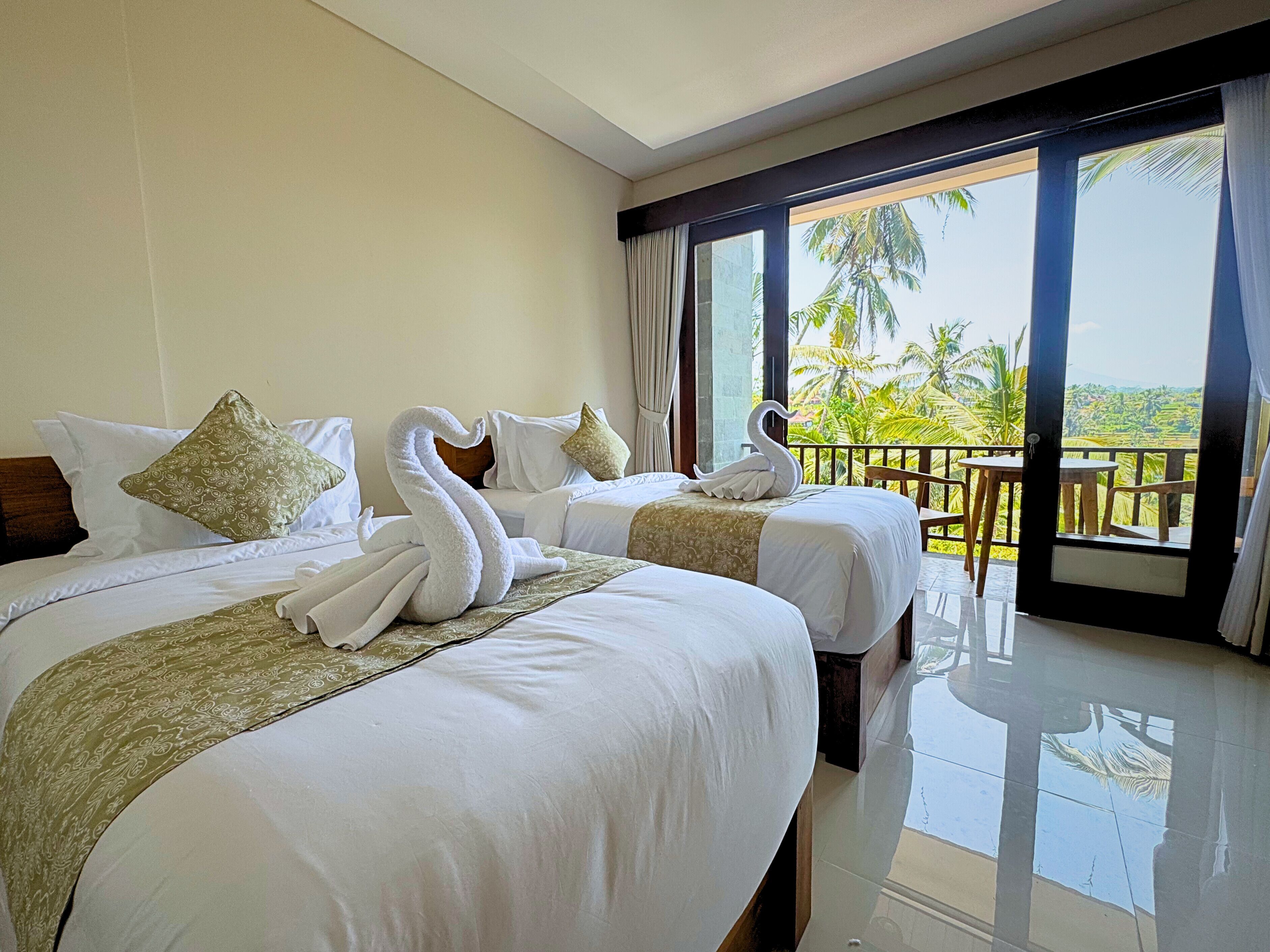 Caja de seguridad en la habitación y escritorio 