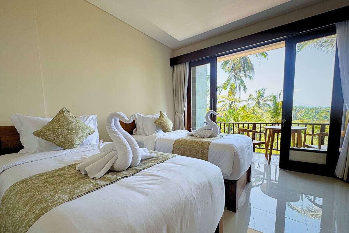 Twin Room, 2 Twin Beds, Air conditioning, Mountain View | In-room safe, desk, laptop workspace, blackout drapes