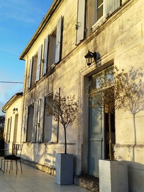 Exterior detail - Charentaise house. (Arthenac)