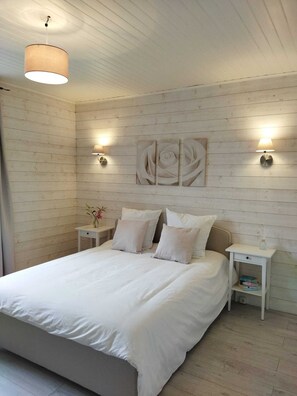 6 bedrooms, iron/ironing board, free WiFi, bed sheets - Charentaise house. (Arthenac)