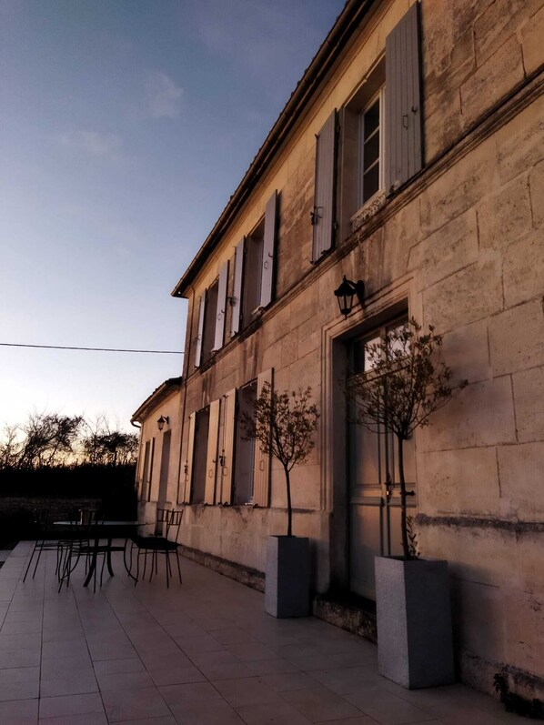 Outdoor dining - Charentaise house. (Arthenac)