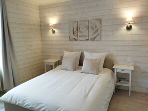 6 bedrooms, iron/ironing board, free WiFi, bed sheets - Charentaise house. (Arthenac)