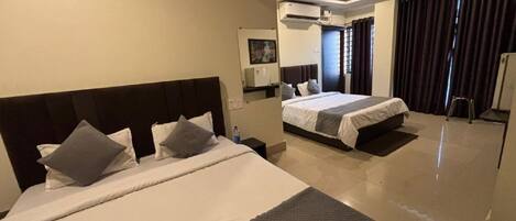 Deluxe trippelrum | Skrivbord, gratis wi-fi och rullstolsanpassning