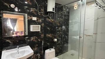 Ducha, toallas, jabón y papel higiénico