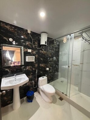 Shower, towels, soap, toilet paper - Hotel Asian Openbill (Guwahati)